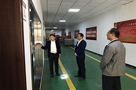 烔炀镇书记及各位领导莅临大香蕉精品在线视频葡萄酒庄园参观指导